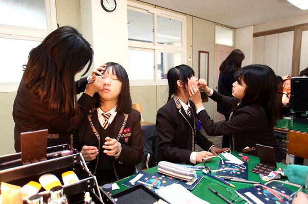 ▲ 인천 원당중학교 학생들이 LG생활건강의 사회공헌 프로그램인 '빌려쓰는 지구스쿨' 도전! 뷰티전문가 수업에 참여하고 있다. ⓒLG생활건강