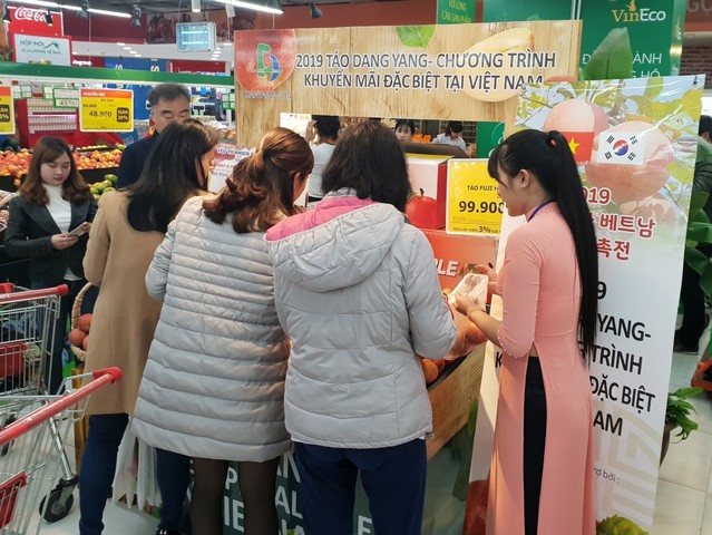 ▲ 단양과수경영자영농조합법인이 베트남 하노이 한 대형마트에서 단고을 단양죽령사과 홍보를 펼치고 있다.ⓒ단양군