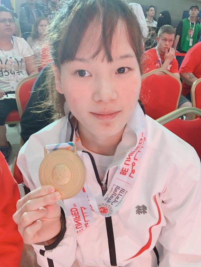 ▲ 제천청암학교 백경옥 선수가 금메달을 목에 걸고 웃고 있는 모습.ⓒ제천청암학교 제공