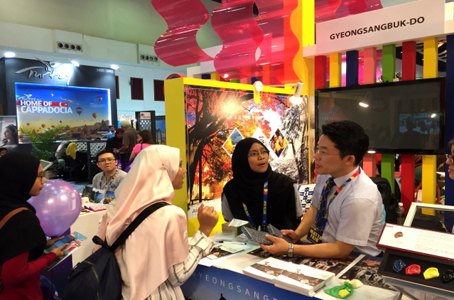 ▲ 경북문화관광공사가 말레이시아국제관광전에 참가해 관람객들에게 경북관광을 홍보하고 있다.ⓒ경북문화관광공사