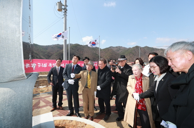 ▲ 이희진 영덕군수가 지품면 낙평리 3.18만세운동 발상지의 기념비 제막식을 개최하고 참석자들과 함께 현장을 둘러보고 있다.ⓒ영덕군