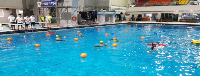 ▲ 포항해경이 시행하고 있는 수상구조사 시험 장면.ⓒ포항해경