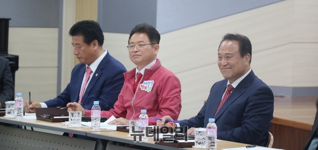 ▲ 19일 오후 군위군청 대회의실에서 열린 ‘이철우 도지사와 군위군민 현장소통 간담회’에 참석한 박창석 경북도의원, 이철우 지사, 김영만 군수(왼쪽부터).ⓒ뉴데일리