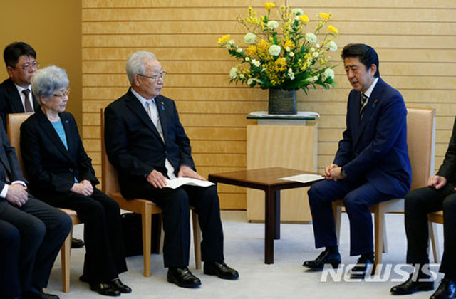 ▲ 2018년 3월 30일 총리 관저에서 납북자 가족과 만난 아베 신조 일본 총리. ⓒ뉴시스 AP. 무단전재 및 재배포 금지.