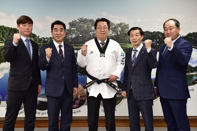 ▲ 이상천 시장(가운데)이 대한태권도협회와 대회 유치 업무협약을 마치고 태권도 복장을 입고 기념촬영을 하고 있다.ⓒ제천시