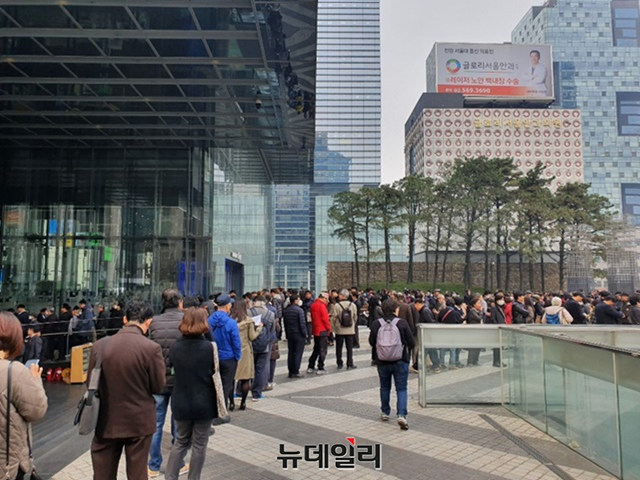 ▲ 20일 서울 서초구에서 개최된 삼성전자의 제50기 주주총회 참석을 위해 대기하는 주주들. ⓒ뉴데일리DB