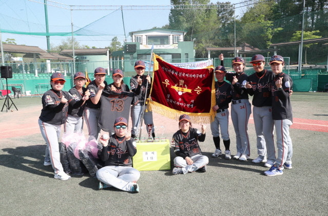▲ 지난해 퓨처리그 우승팀인 경주마이티야구단이 활짝 웃고 있다.ⓒ경주시