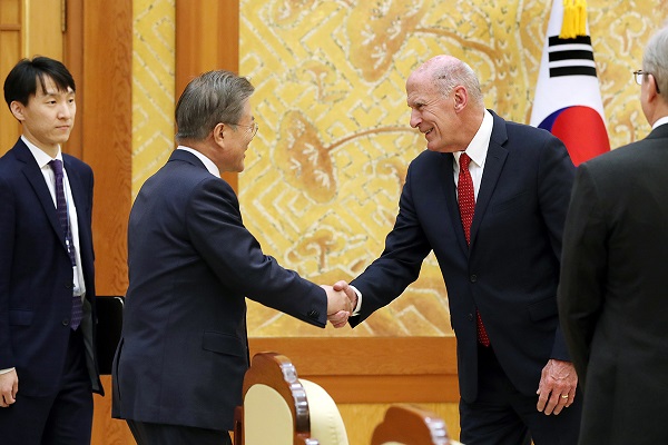 ▲ 문재인 대통령이 20일 오후 청와대 본관 접견실에서 댄 코츠 미국 국가정보장(DNI)을 접견하고 있다. ⓒ청와대