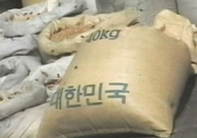 ▲ 2006년 9월 일본 후지TV에 포착된 '인도적 지원식량' 포대. 촬영장소는 북한 장마당이었다. 즉 북한 당국이 지원받은 식량을 주민들에게 팔아먹고 있다는 뜻이다. ⓒ日후지TV 관련보도 화면캡쳐.