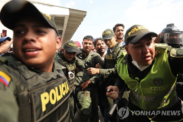 ▲ 콜롬비아로 넘어간 베네수엘라 군인들을 이동시키고 있는 콜롬비아 경찰ⓒ[사진=연합뉴스]