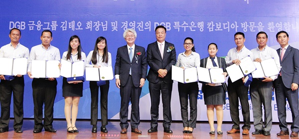 ▲ 김태오 DGB금융지주 회장(왼쪽 다섯번째)이 DGB특수은행 현지 직원들과 타운홀 미팅을 진행한 후 기념촬영을 하고 있다. ⓒDGB금융지주