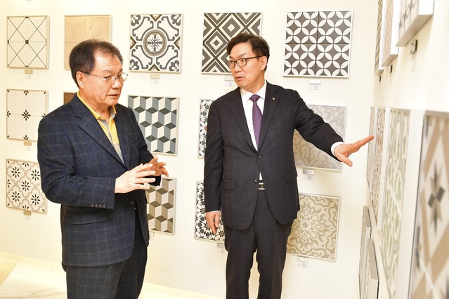 ▲ 이대훈 농협은행장과 오윤택 유송타일 대표가 사업장을  둘러보고 있다.ⓒ농협은행