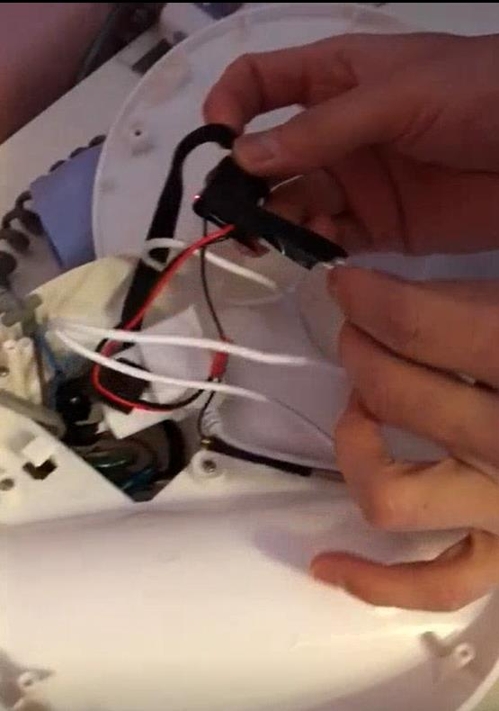 ▲ 헤어드라이어 거치대 내부에서 발견된 카메라ⓒ경찰청