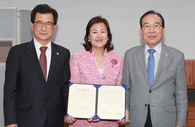 ▲ 20일 이시종 충북도지사(사진 왼쪽)가 이명화 (주)한국신소재 대표(가운데), 정상혁 보은군수와 함께 투자협약을 했다.ⓒ충북도