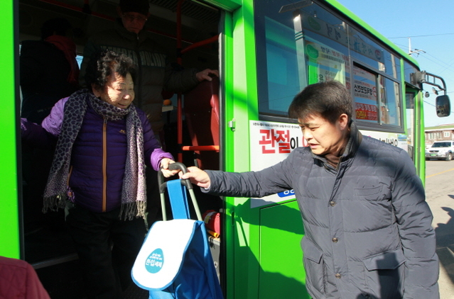 ▲ 이희진 영덕군수가 주민 버스이용 현황을 파악하기 위해 현장 답사를 하고 있다.ⓒ영덕군