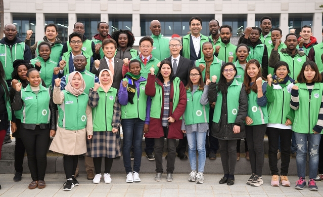 ▲ 영남대 외국인 새마을 대학원생이 20일 경북도청에서 이철우 경북도지사를 만나 새마을운동 전파에 따른 감사인사를 전했다.ⓒ경북도