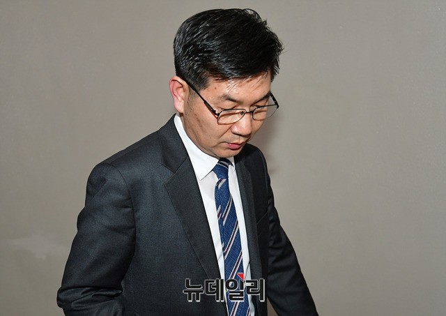 ▲ 이병모 전 청계재단 사무국장이 20일 서울고등법원 형사1부(정준영 부장판사) 심리로 열린 이명박 전 대통령의 항소심 속행공판에 증인으로 출석해 증언을 마친뒤 법정을 빠져나가고 있다.ⓒ뉴데일리 정상윤 기자