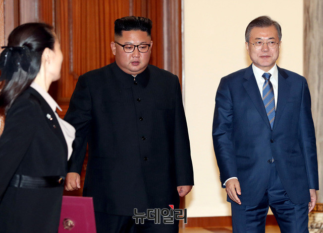 ▲ 문재인 대통령과 김정은이 지난해 9월 평양에서 정상회담을 마친 뒤 회담장을 나서고 있다.ⓒ평양사진공동취재단