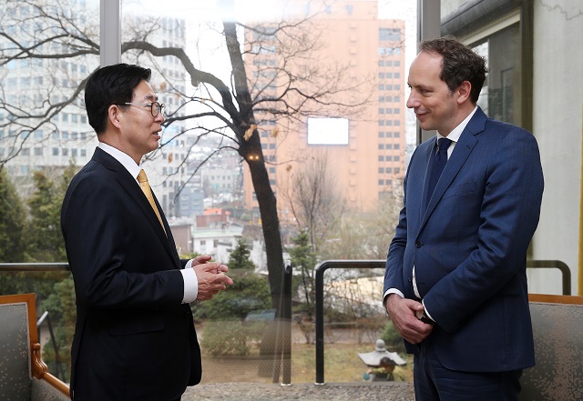 ▲ 양승조 충남도지사가 21일 오전 서울 주한 프랑스대사관저에서 파비앙 페논 대사를 만나 도의 노후 석탄화력 조기 폐쇄 추진 등을 주제로 대화를 나눴다.ⓒ충남도
