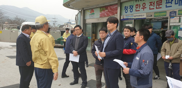 ▲ 청도읍은 20일 청도축협 하나로마트에서 화재 대피 훈련을 갖고 화재경보 시스템, 소방 장비 점검, 비상구를 통해 안전한 곳으로 대피하는 훈련을 진행했다.ⓒ청도군