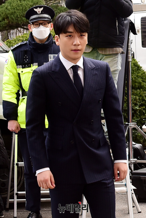 ▲ 해외 투자자 성접대 의혹 등을 받고 있는 가수 승리가 14일 오후 서울 종로구 서울지방경찰청에 출석하고 있다. ⓒ박성원 기자