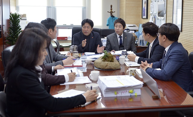 ▲ 지난 20일 윤형권·임채성 세종시의원이 세종시교육청 학교운동부 담당 김승기 장학사와 세종시체육회 황성연 팀장 등 7명이 모여 스포츠클럽 지원 방안을 논의하고 있다.ⓒ세종시의회