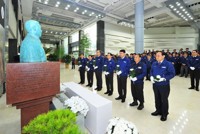 ▲ 한영석 현대중공업 사장(사진 오른쪽 세 번째)과 신현대 현대미포조선 사장(사진 오른쪽 네 번째), 박근태 노조 지부장(오른쪽 두 번째)을 비롯해 현대중공업그룹 임원들이 21일(목) 현대중공업 본관의 정주영 창업자 흉상에 헌화하고 있다. ⓒ현대중공업
