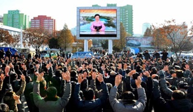 ▲ 북한 주민들이 선전방송을 보며 만세를 부르고 있다. ⓒ노동신문