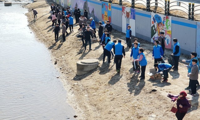 ▲ 충주댐효나눔복지센터 봉사대 어르신과 환경단체 등이 매포읍 대가천 일원에서 환경정화 활동으로 ‘EM흙공 던지기와 환경 정화활동’을 벌이고 있다.ⓒ충주댐효나눔복지센터