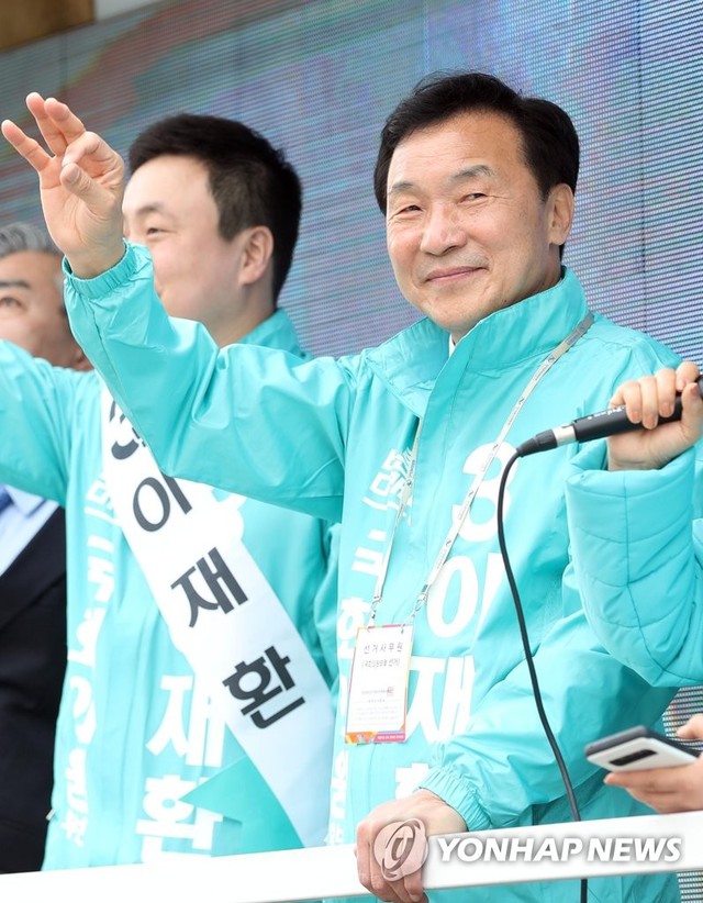 ▲ 21일 오전 손학규 바른미래당 대표가 창원 성산구 이마트 인근에서 시민들에게 바른미래당 소속으로 창원성산에 출마한 이재환 후보에 대한 지지를 호소하고 있다. ⓒ연합뉴스