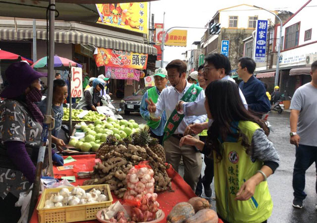 ▲ 궈궈원: 대만 남부 타이난 (臺南) 북부 전통시장 유세를 벌이는 민진당 궈궈원 (郭國文, 중앙) 후보. 오른쪽 안경 쓴 이는 대만원주민 출신 판멍안(藩孟安) 핑둥(屏東, 대만 최남단 행정구역)현장