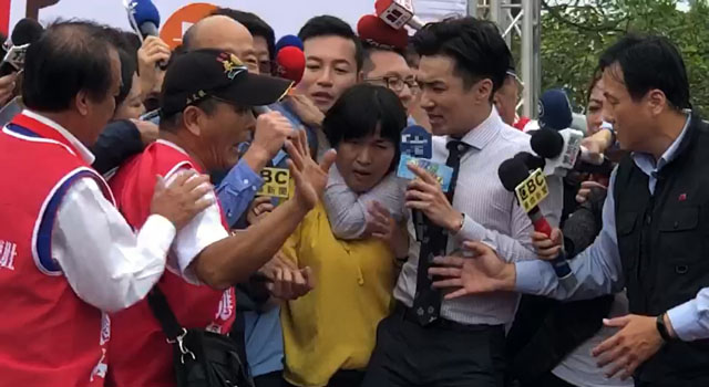 ▲ 東森: 보궐선거 전날 타이난 선거구의 국민당 유세에서  (中國時報) 계열 방송사 기자(넥타이 차림 남성)가  (東森新聞) 여기자 (중앙 노란색 스웨터 차림)를 밀어내는 모습. 동삼신문TV 제공