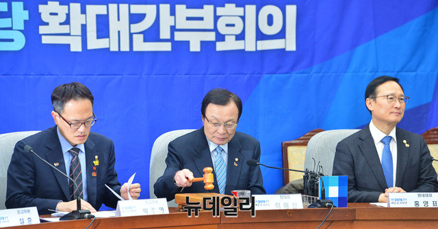 ▲ 이해찬 더불어민주당 대표가 20일 오전 국회에서 열린 확대간부회의에서 의사진행을 하고 있다. 박성원 기자