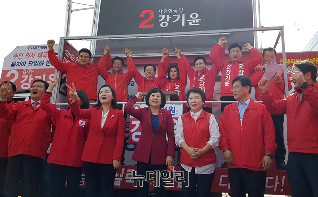 ▲ 21일 4.3국회의원 보궐선거 공식 선거운동 일정이 시작됐다. 이날 오전 경남 창원성산구에 자유한국당 지도부가 총출동해 강기윤 후보 지지를 호소하고 있다. ⓒ임혜진 기자