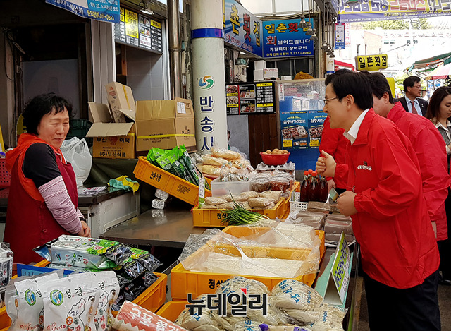 ▲ 21일 오후 황교안 자유한국당 대표가 창원 반송시장을 찾아 지지를 호소하고 있다.ⓒ임혜진 기자