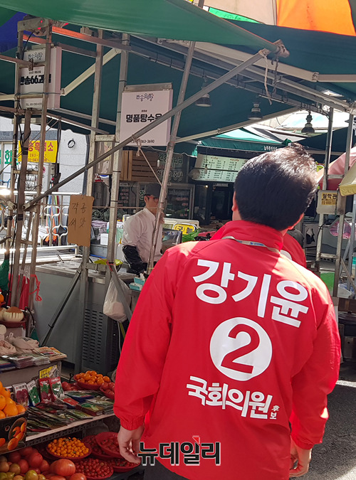 ▲ 창원성산에 출사표를 던진 강기윤 자유한국당 후보가 21일 창원 반송시장을 찾아 상인들에게 지지를 당부하고 있다.ⓒ임혜진 기자