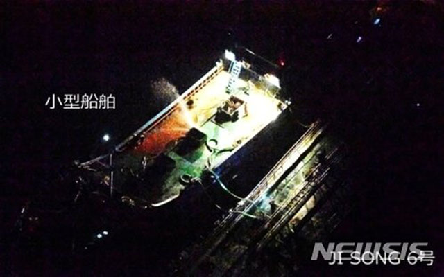 ▲ 일본이 독자대북제재 시한을 2년 연장하기로 결정했다. 사진은 지난해 일본 정부가 공개한 북한 불법환적 현장. ⓒ뉴시스. 무단전재 및 재배포 금지.