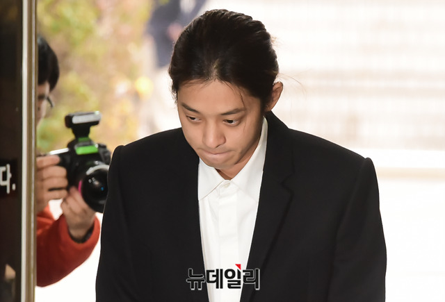 ▲ 성폭력 범죄의 처벌 등에 관한 특례법 위반 혐의로 구속영장이 청구된 가수 정준영이 21일 오전 서울 서초구 중앙지방법원으로 영장실질심사를 받기 위해 출석하고 있다. ⓒ박성원 기자