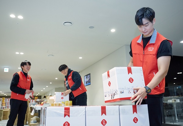 ▲ 롯데 임직원이 지난해 12월 서울 마곡 롯데중앙연구소에서 플레저박스 캠페인에 참여하고 있다. ⓒ롯데