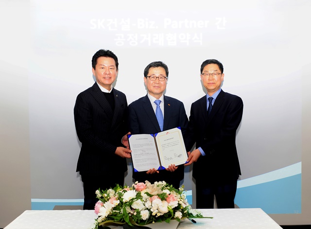 ▲ (좌로부터) 이재림 행복날개협의회 회장, 임영문 SK건설 경영지원 담당 사장, 강재영 동반성장위원회 운영국장 등이 공정거래 표준 협약서를 들고 기념촬영을 하고 있다. ⓒSK건설