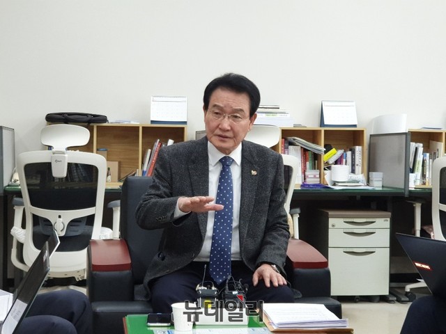 ▲ 변재일 국회의원이 18일 충북도청에서 청주시 청원구 오창읍 후기리 폐기물업체와 관련한 기자회견을 하고 있다.ⓒ뉴데일리 충청본부 D/B