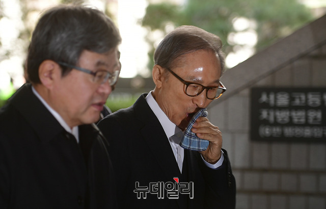 ▲ 이명박 전 대통령이 22일 서울고등법원에서 열린 항소심 속행공판에 출석하고 있다. 뉴데일리 정상윤 기자