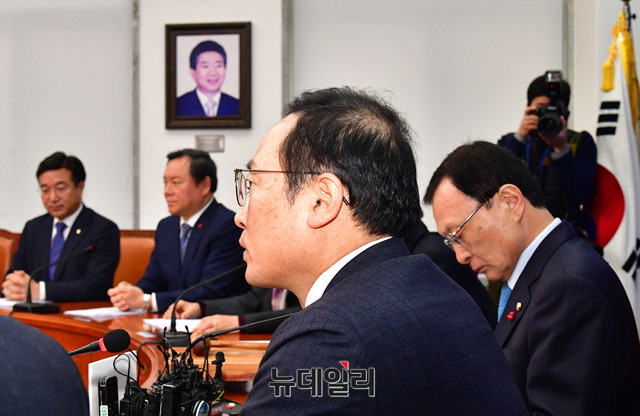 ▲ 국회 더불어민주당 최고위원회의에서 발언하고 있는 홍영표 원내대표. 회의장 벽면에는 노무현 전 대통령의 초상화가 걸려있다. 이종현 기자