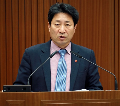 ▲ 세종시의회 윤형권 의원이 결의문을 낭독하고 있다.ⓒ세종시의회