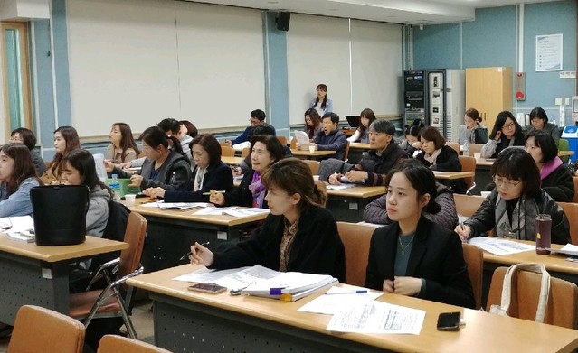 ▲ 제천교육지원청이 학생정서·행동특성검사 담당자 40명을 대상으로 연수를 진행하고 있는 모습.ⓒ제천교육지원청