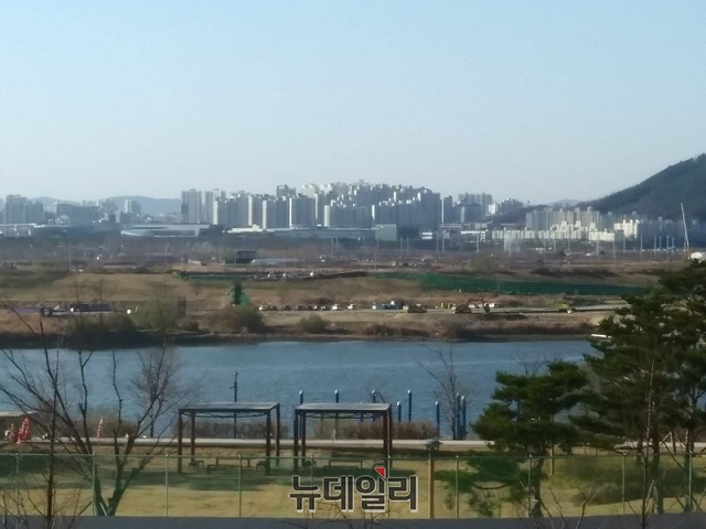 ▲ 주말인 22일 오후 세종시청 뒤편 금강천 주변 하늘이 모처럼 미세먼지 없는 파란 하늘을 보이고 있다.ⓒ김동식 기자