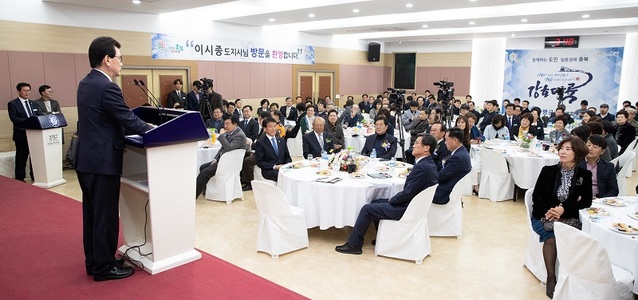 ▲ 이시종 충북도지사가 22일 증평군을 방문, 증평군민들과 대화를 앞세 충북도정 성과를 설명하고 있다.ⓒ증평군