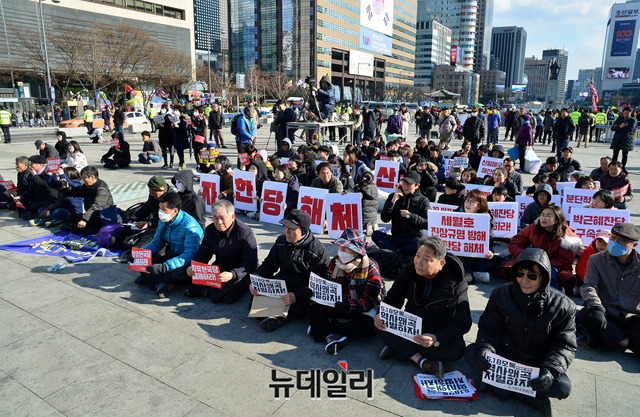 ▲ 23일 민중공동행동 등 5개 진보단체가 광화문 광장에서 3·23범국민 촛불대회를 열었다.ⓒ뉴데일리DB