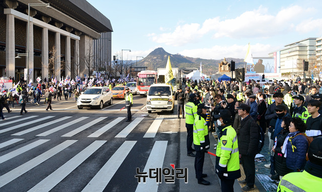 ▲ 2019년 3월 23일 광화문광장에서 경찰이 우파단체와 좌파단체의 충돌을 방지하기 위해 막아선 모습.ⓒ뉴데일리DB