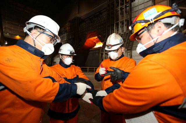 ▲ 포스코는 보다 안전한 제철소를 만들기 위해 오는 4월 1일부터 안전제안 제도를 개선해 우수제안에 대한 보상을 늘리기로 했다. ⓒ포스코